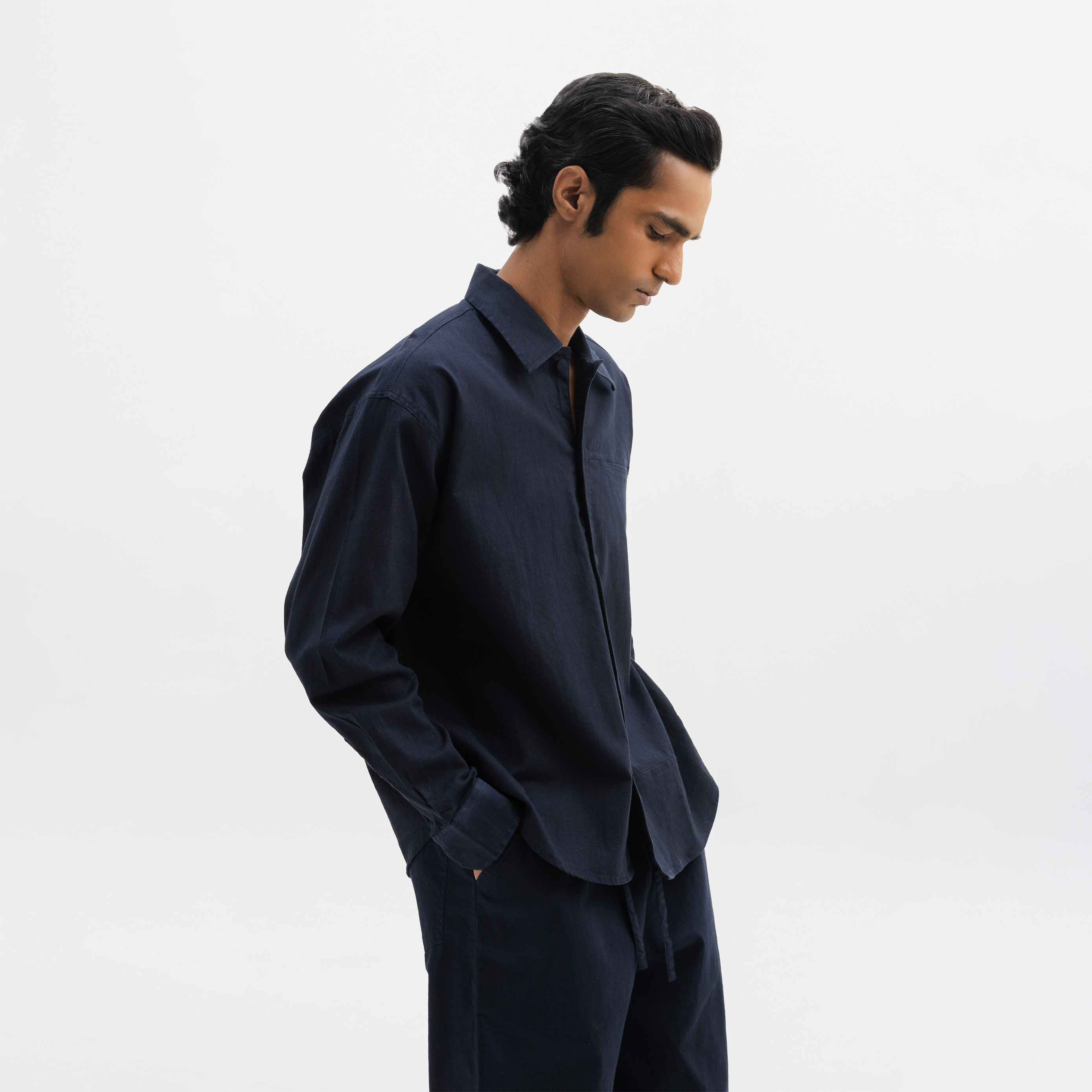 COTTON SPREAD COLLAR SHIRT - NAVY