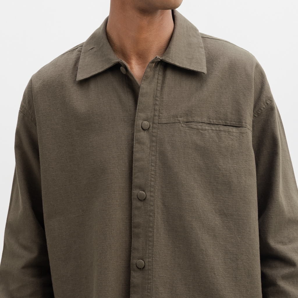 COTTON SPREAD COLLAR SHIRT - OLIVE