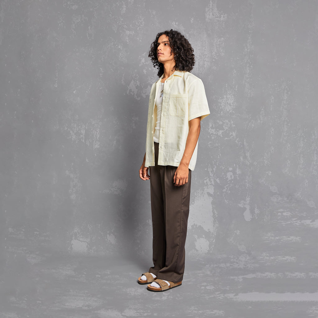 minimal shirt, linen, neat look, breathable fabric, 100 % linen, relaxed fit, summer outfit inspiration, menswear, mens wear style, look of the day, essential outfit, warping theories, spring summer 2023, people also ask 