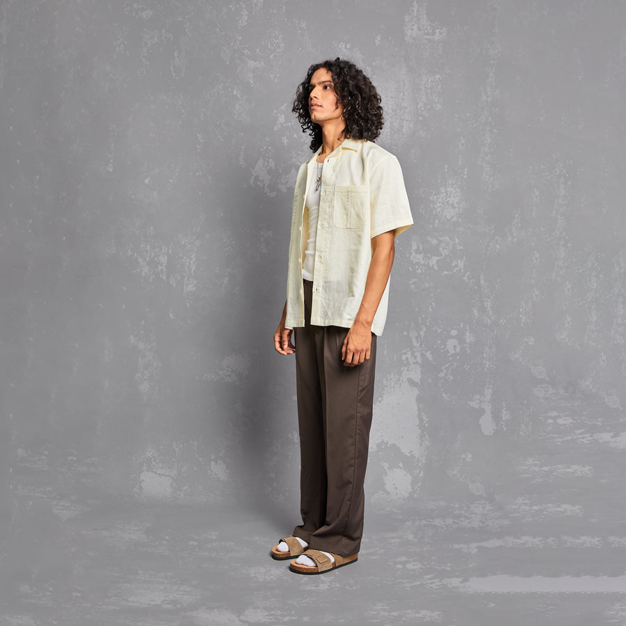 minimal shirt, linen, neat look, breathable fabric, 100 % linen, relaxed fit, summer outfit inspiration, menswear, mens wear style, look of the day, essential outfit, warping theories, spring summer 2023, people also ask 